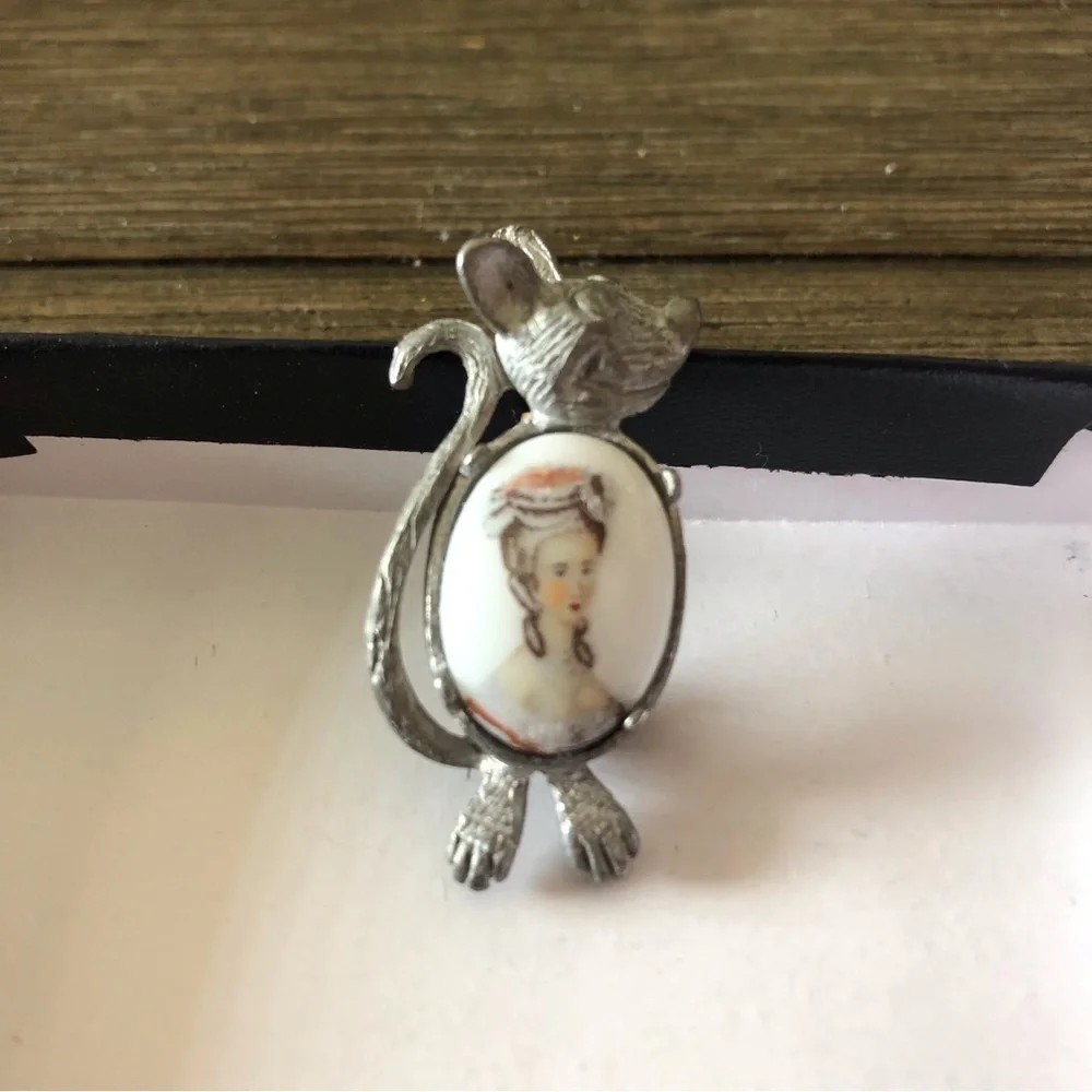 Vintage style Cinderella Mouse pin